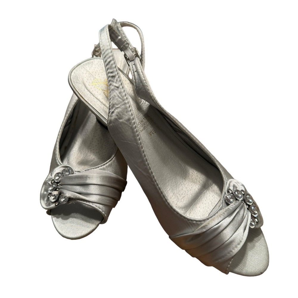 Beacon Womens Silver Satin Embellished Peep Toe Slingback Heels Size 85 - Picture 2 of 6